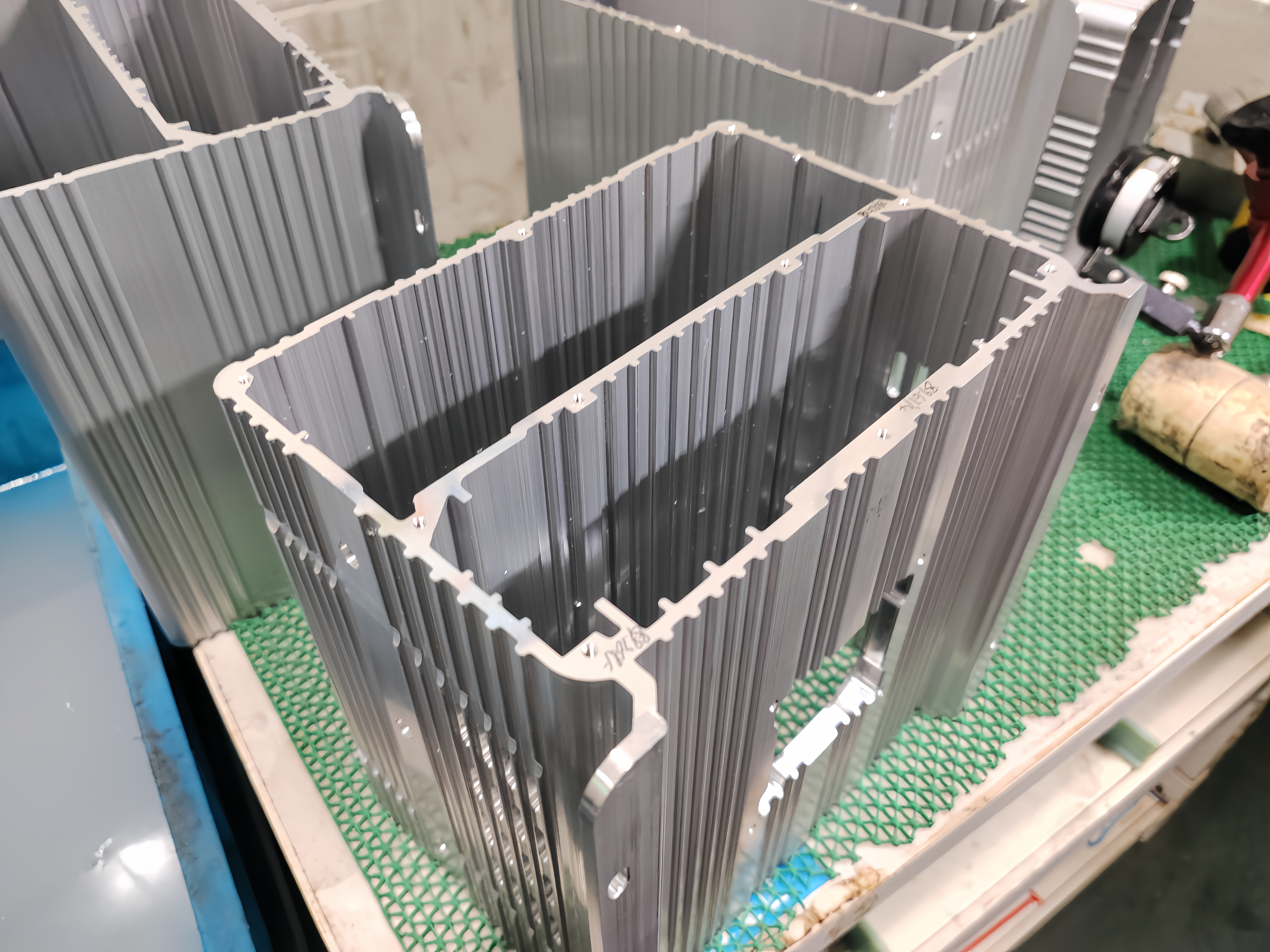 Aluminum alloy casing processing process for bus integrated machine