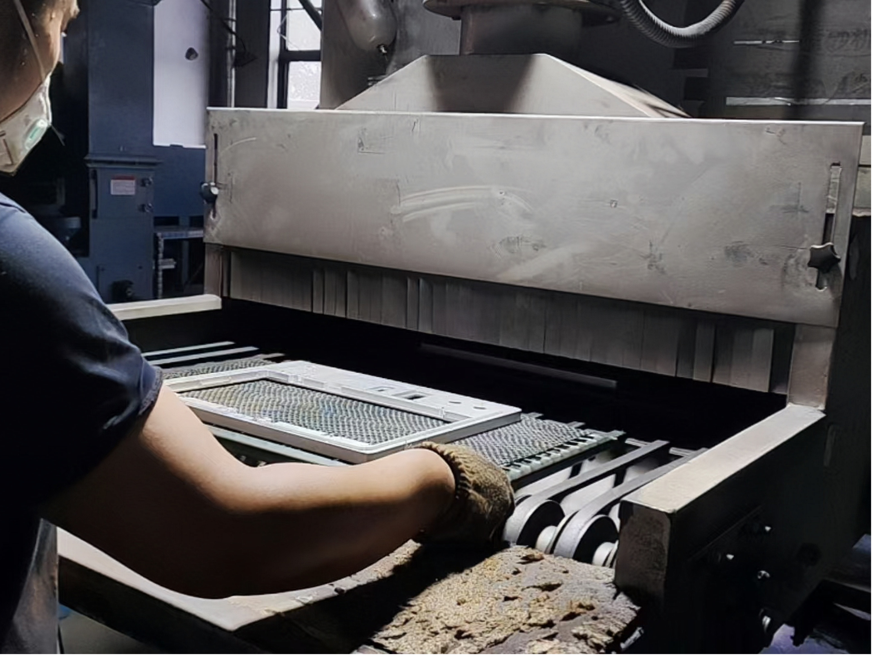 Surface sandblasting of aluminum products is a process for cleaning and treating aluminum surfaces. It removes oxide layer, dirt and burr by spraying fine sand particles on the aluminum surface at high pressure, and at the same time improves the surface roughness. This treatment can improve the adhesion of the subsequent coating, increase the decorative effect and enhance the corrosion resistance. After sandblasting, the surface is usually more uniform and smooth.